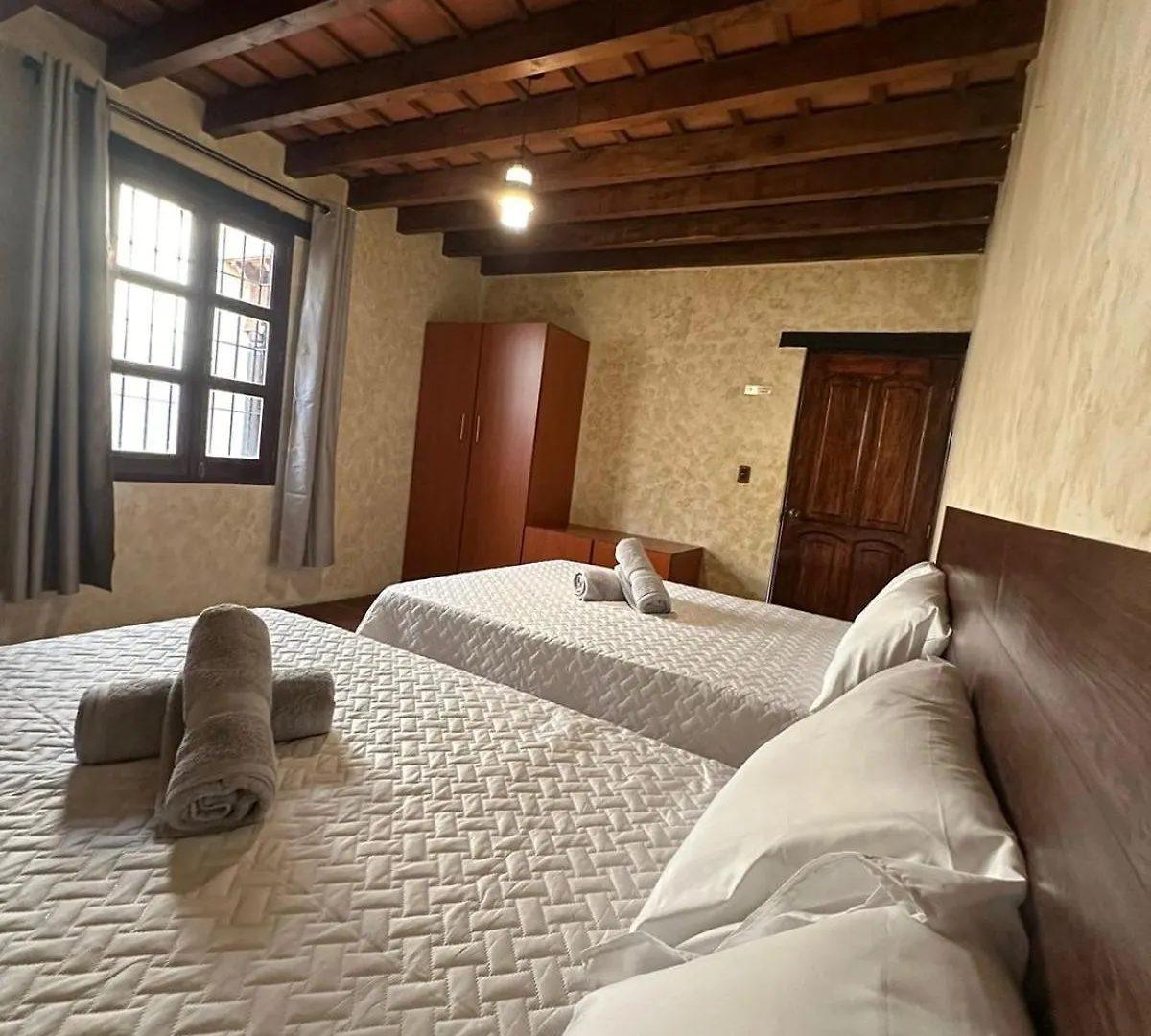 Casa Los Heroes Antigua Homestay