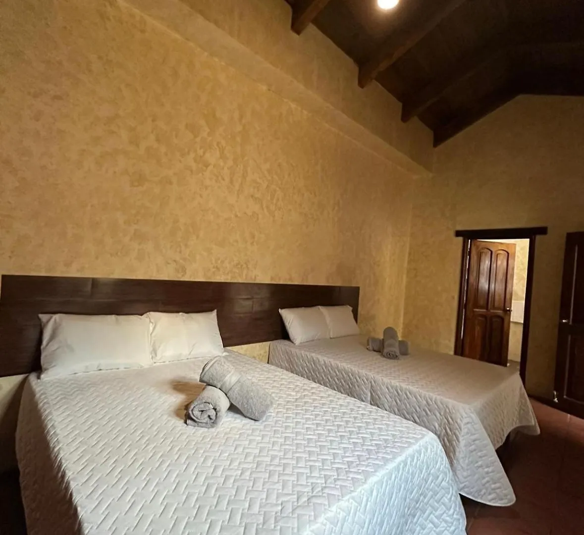 Casa Los Heroes Antigua Homestay